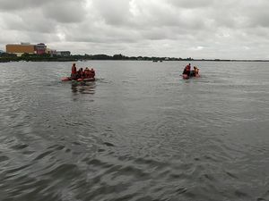 Pencarian Nelayan Hilang Usai Perahu Terbalik di Makassar Terkendala Cuaca Pencarian Nelayan Hilang Usai Perahu Terbalik di Makassar Terkendala Cuaca