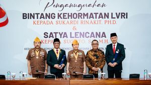 Momen Penyerahan Bintang Kehormatan LVRI untuk Veteran