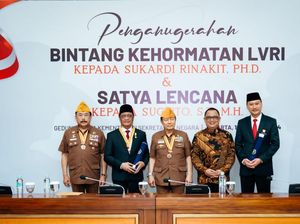 Momen Penyerahan Bintang Kehormatan LVRI untuk Veteran