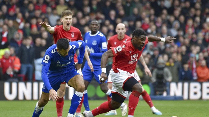 Nottingham Forests Serge Aurier, right, takes the ball past Evertons Dwight McNeil during the English Premier League soccer match between Nottingham Forest and Everton at The City Ground in Nottingham, England, Sunday, March 5, 2023. (AP Photo/Rui Vieira)