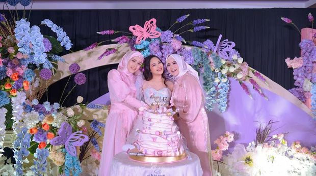 Okie Agustina dan Adelia Wilhelmina