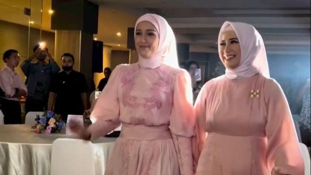 Okie Agustina dan Adelia Wilhelmina