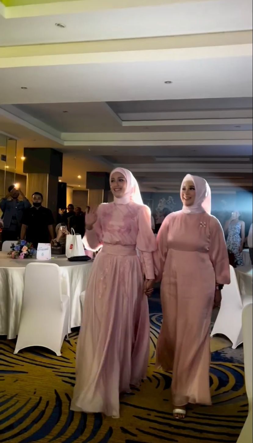 Okie Agustina dan Adelia Wilhelmina