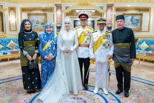 Outfit Keluarga Kerajaan Brunei di Pernikahan Pangeran Mateen