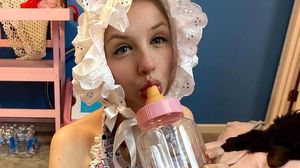 7 Foto Wanita yang Hidup Jadi Bayi Dewasa, Pakai Popok Sepanjang Hari
