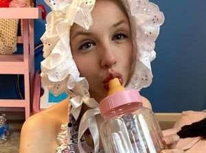 7 Foto Wanita yang Hidup Jadi Bayi Dewasa, Pakai Popok Sepanjang Hari 7 Foto Wanita yang Hidup Jadi Bayi Dewasa, Pakai Popok Sepanjang Hari
