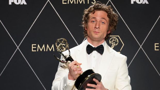 Jeremy Allen White poses with the Lead Actor in a Comedy Series award for 