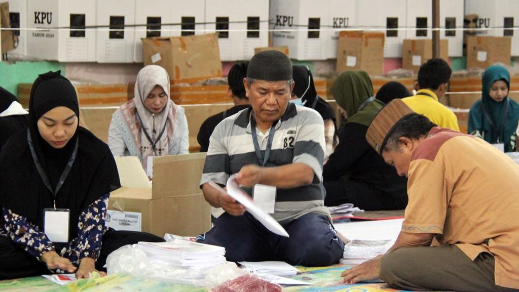 Potret Pekerja Lipat Suara Pemilu, Dibayar Rp 400/Lembar Potret Pekerja Lipat Suara Pemilu, Dibayar Rp 400/Lembar