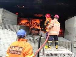 Teriakan Minta Tolong Korban Terjebak Kebakaran Toko Material Cianjur