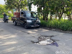 Jalan Rancaekek Rusak Parah Bahayakan Pengendara