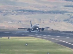 Momen Ngeri, Mesin Pesawat Terbentur Saat Mendarat hingga Muncul Percikan Api