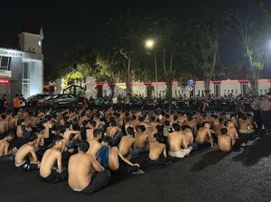 Ratusan Pesilat Diamankan Polisi Usai Konvoi di Bundaran Waru Ratusan Pesilat Diamankan Polisi Usai Konvoi di Bundaran Waru