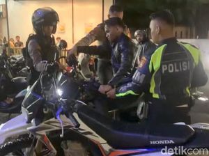 Balap Liar di AP Pettarani Makassar Dibubarkan Polisi, 7 Motor Diamankan Balap Liar di AP Pettarani Makassar Dibubarkan Polisi, 7 Motor Diamankan