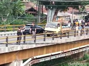 Dramatis Polisi-Warga Gagalkan WN Taiwan Coba Bunuh Diri dari Jembatan Dramatis Polisi-Warga Gagalkan WN Taiwan Coba Bunuh Diri dari Jembatan