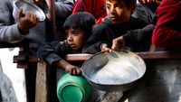Potret Pilu Anak-anak Gaza Antre Makanan