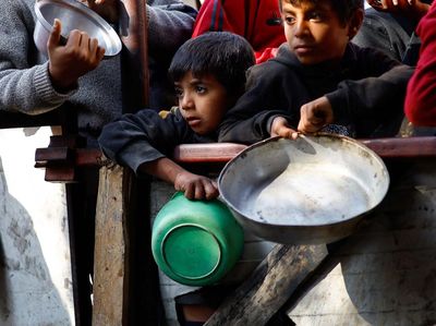 Potret Pilu Anak-anak Gaza Antre Makanan