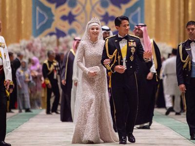 Pesta Belum Usai, Gaya Pangeran Mateen dan Anisha Bersanding di Royal Banquet