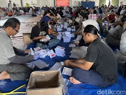 Mereka yang Alih Profesi Jadi Petugas Sortir Lipat Surat Suara