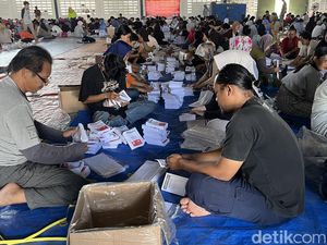 Mereka yang Alih Profesi Jadi Petugas Sortir Lipat Surat Suara Mereka yang Alih Profesi Jadi Petugas Sortir Lipat Surat Suara