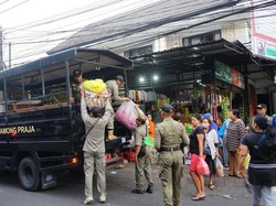 Satpol PP Tertibkan Pedagang Pasar Tumpah di Sanglah gegara Kerap Bikin Macet