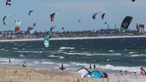 Serunya Selancar Layang di Pantai Bloubergstrand Afsel