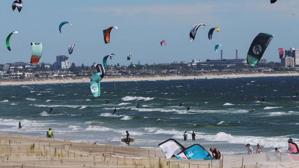 Serunya Selancar Layang di Pantai Bloubergstrand Afsel