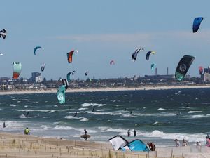 Serunya Selancar Layang di Pantai Bloubergstrand Afsel