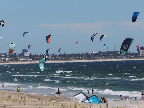 Serunya Selancar Layang di Pantai Bloubergstrand Afsel
