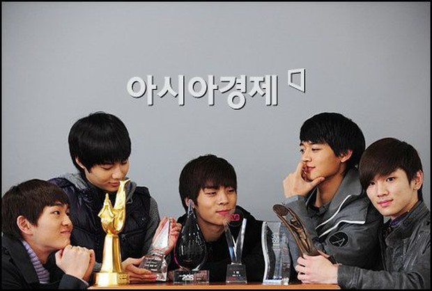 SHINee dengan semua penghargaan rookie/ Foto: koreaboo.com