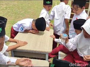 Senangnya Siswa SD Tamanggung Tasik Usai Dapat Kursi-Bangku Baru