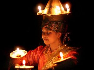 Mengenal Tari Lilin, Sejarah, Busana, dan Fungsinya