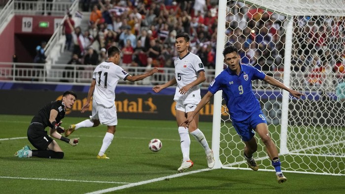 Thailands Supachai Chaided, right, celebrates after scoring the opening goal during the Asian Cup Group F soccer match between Kyrgyzstan and Thailand at Abdullah Bin Khalifa Stadium in Doha, Qatar, Tuesday, Jan. 16, 2024. (AP Photo/Thanassis Stavrakis)
