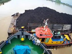 Tongkang Pengangkut Batu Bara Tabrak Tiang Pelabuhan Pelindo Jambi