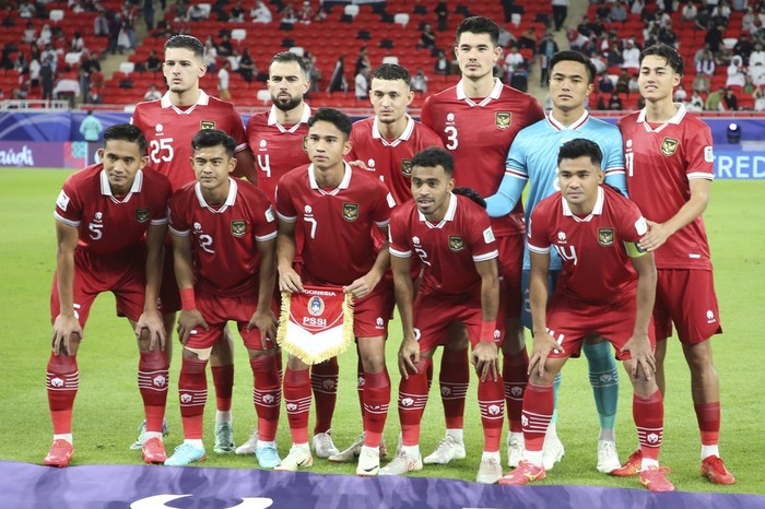 Indonesia team pose during the Asian Cup Group D soccer match between Indonesia and Iraq at Ahmad Bin Ali Stadium in Al Rayyan, Qatar, Monday, Jan. 15, 2024. (AP Photo/Hussein Sayed)