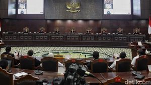 Tok! MK Tolak Usulan Denny Indrayana soal Syarat Usia Capres-Cawapres