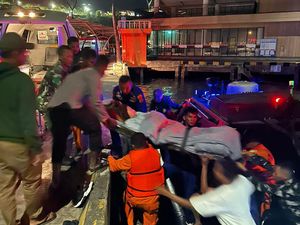 Turis Wanita Lemas Setelah Pendarahan di Toilet Kapal Wisata Labuan Bajo Turis Wanita Lemas Setelah Pendarahan di Toilet Kapal Wisata Labuan Bajo