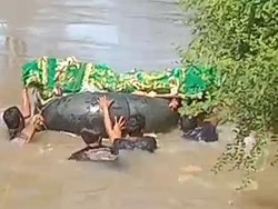 Cerita Warga Lampung Antar Jenazah Seberangi Sungai Meski Tak Bisa Renang