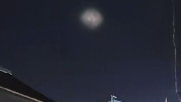 Sebuah video memperlihatkan sebuah cahaya berjalan diatas langit Bejing. (X @Sino_Market)