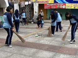 Aksi Pemkot dan Warga Bersih-bersih Kawasan Alun-alun Bandung