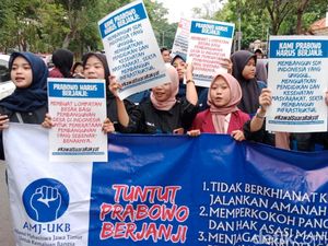 Aliansi Mahasiswa Geruduk Kantor TKD Jatim, Bawa Tuntutan Ini untuk Prabowo