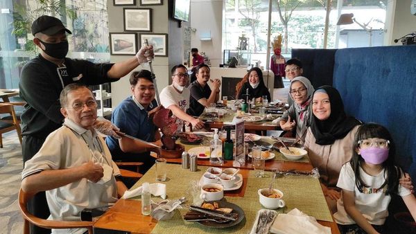 Keseruan Andhara Early saat Ajak Keluarga Besar Makan di Restoran