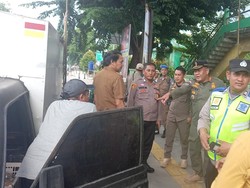 Satpol PP Palembang Tertibkan Puluhan PKL Liar di Sepanjang Jalan Ahmad Yani