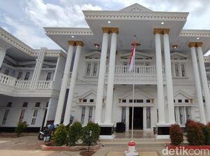 Penampakan Kantor Desa Rancah yang Megah Bergaya Eropa Penampakan Kantor Desa Rancah yang Megah Bergaya Eropa
