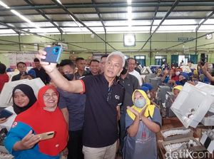 Ganjar Sindir Bansos Dapat Ruang Terbaik di Pemilu: Ya Politisasi! Ganjar Sindir Bansos Dapat Ruang Terbaik di Pemilu: Ya Politisasi!