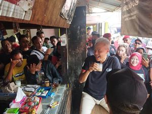 Ganjar Ngobrol Bareng Sopir Truk Pantura di Warkop, Bahas Pungli