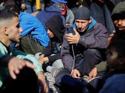 Situasi Antrean Pengisian Daya HP di Gaza