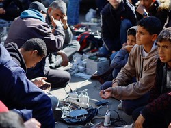 Sulitnya Mengisi Daya Hp di Tengah Perang Hamas vs Israel