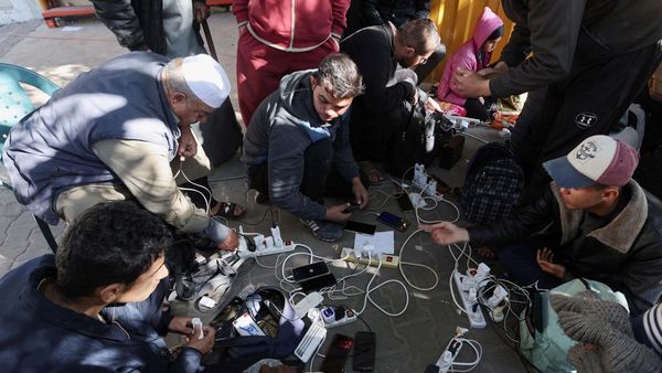 Cara Warga Gaza Mengisi Daya HP di Tengah Perang