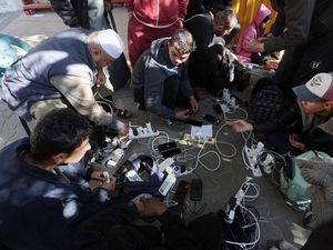 Cara Warga Gaza Mengisi Daya HP di Tengah Perang