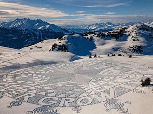 Crop Circle Karya Seniman Inggris Mejeng di Pegunungan Davos